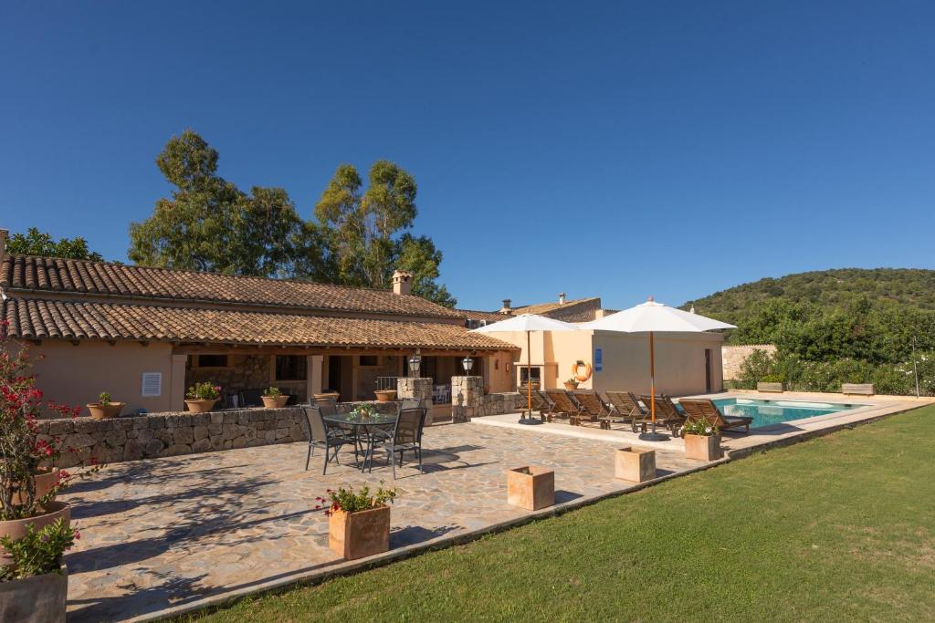 een huis met een patio en een zwembad bij Buccara Casa Ca'n Daniel II in Pollença