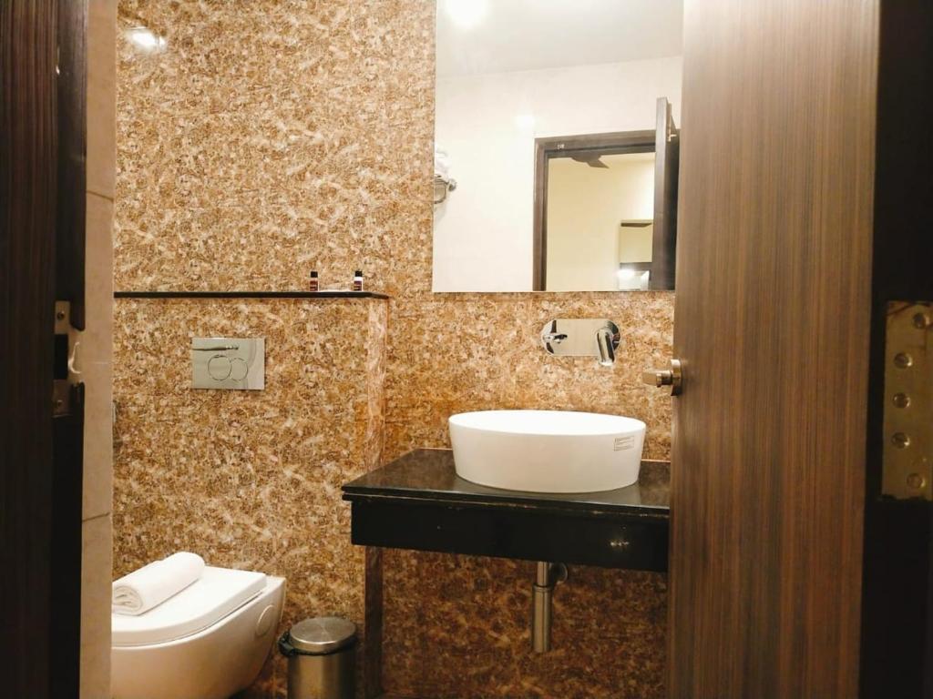 Koupelna v ubytování Sambhabana Hotel & Suites
