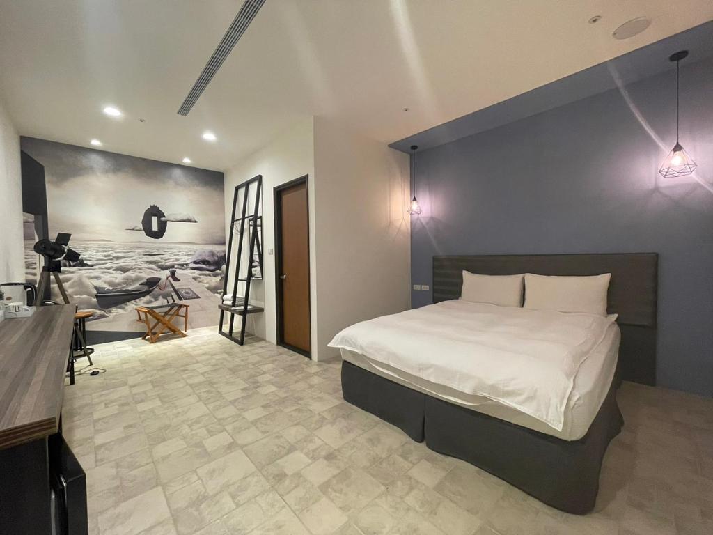 1 Schlafzimmer mit einem großen Bett und einem Badezimmer in der Unterkunft 凝萃文旅台中車站店 NCH - NingCui Business Hotel in Taichung