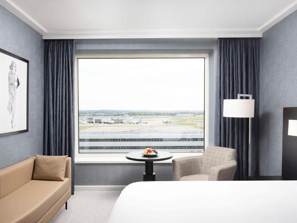 Postel nebo postele na pokoji v ubytování Sofitel London Gatwick
