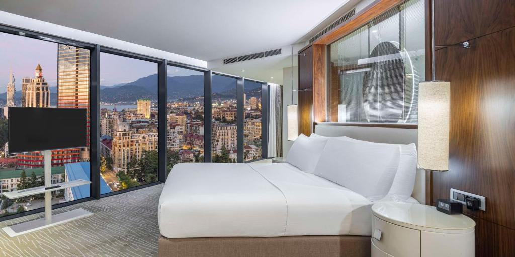 Hilton Batumi - Младший King Suite с Panorama View