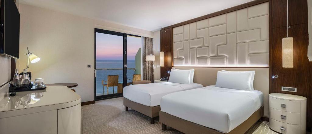 Hilton Batumi - Исполнительная комната с близнецом с балконом и видом на море