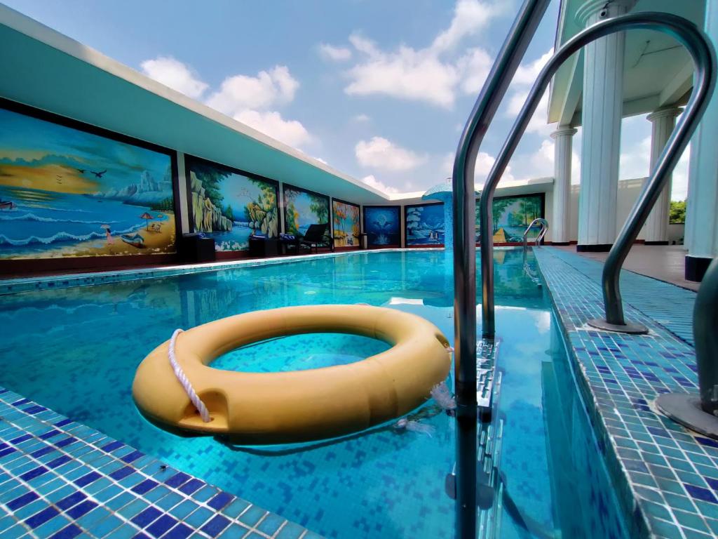Bazén v ubytování Sambhabana Hotel & Suites nebo v jeho okolí