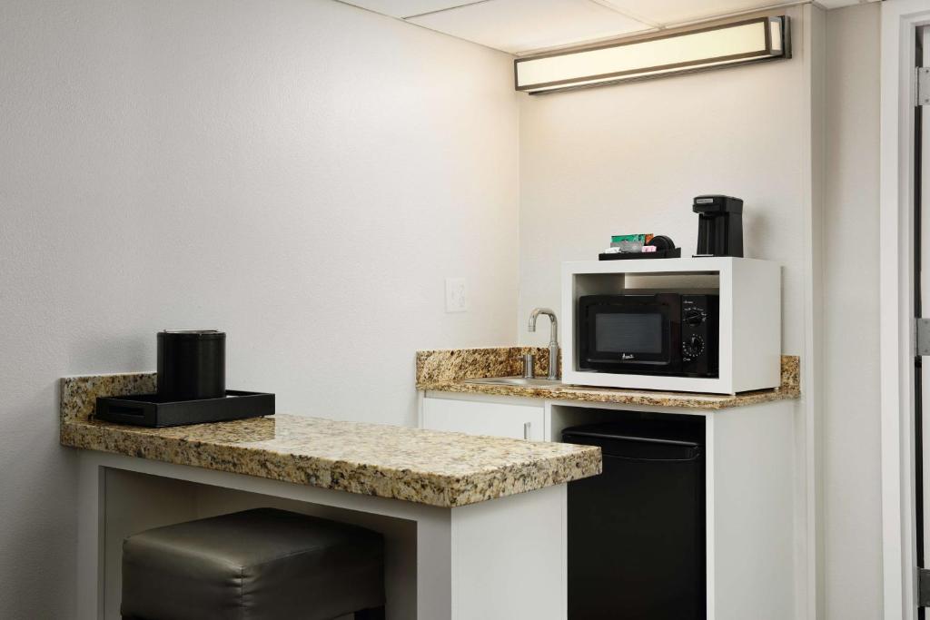 Embassy Suites by Hilton West Palm Beach Central photo