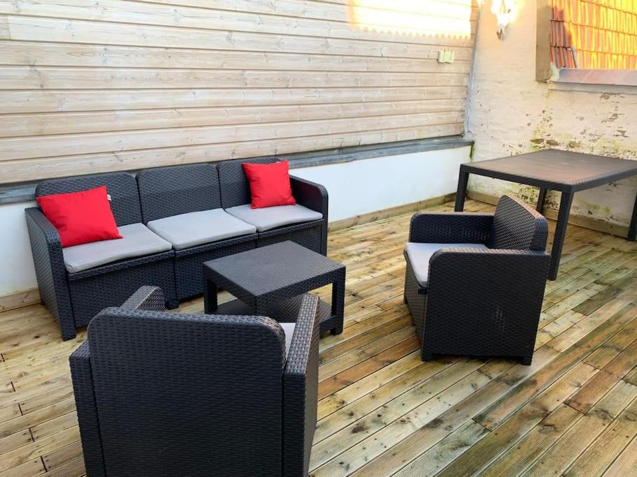 une pièce avec un canapé, deux chaises et des tables dans l'établissement RDC avec Courette - jusqu'à 6 pers - Plage à 100m, à Berck-sur-Mer