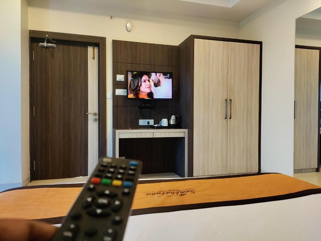 TV a/nebo společenská místnost v ubytování Sambhabana Hotel & Suites