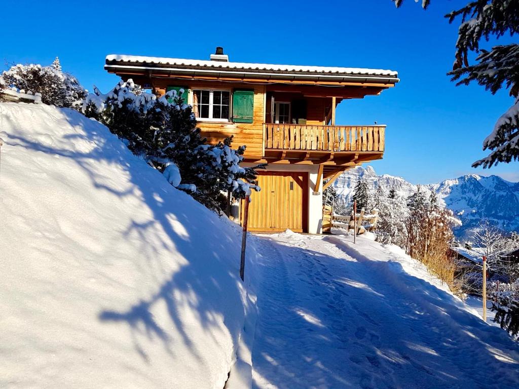 FlumserbergにあるChalet Gauschla - CharmingStayの雪の木造家屋