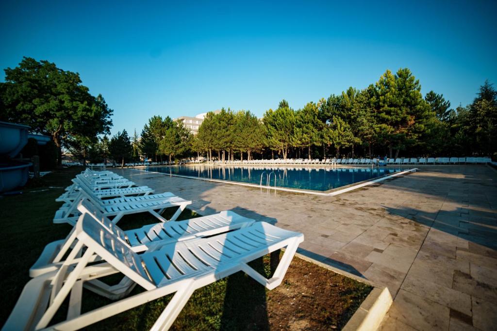 Bazén v ubytování Anadolu Hotels Esenboga Thermal nebo v jeho okolí