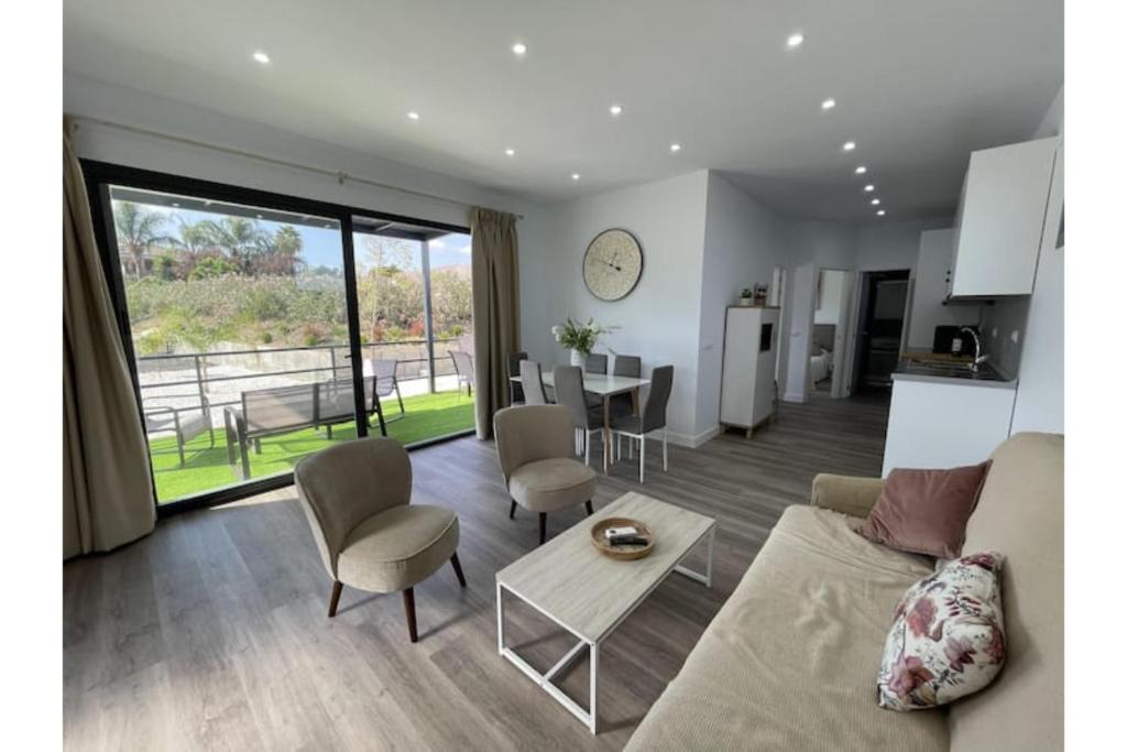 マラガにあるVilla Marietoのソファとテーブルのあるリビングルーム