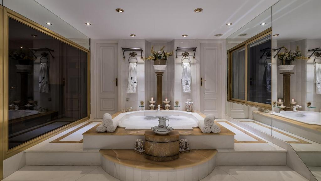 un baño con dos lavabos y una bañera en Sky Villa, en Marbella