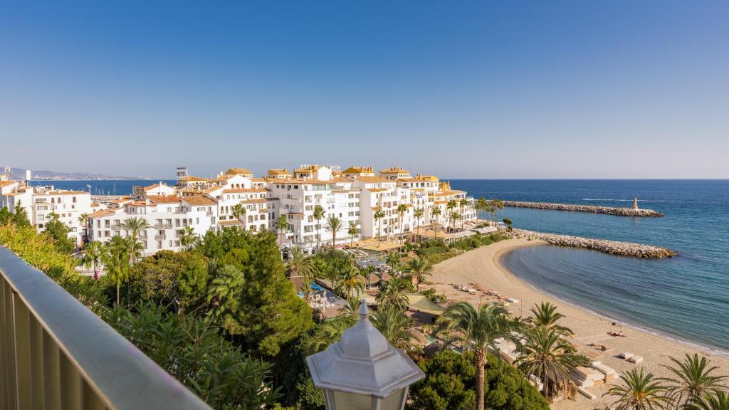 una vista de una playa, edificios y el océano en Sky Villa, en Marbella