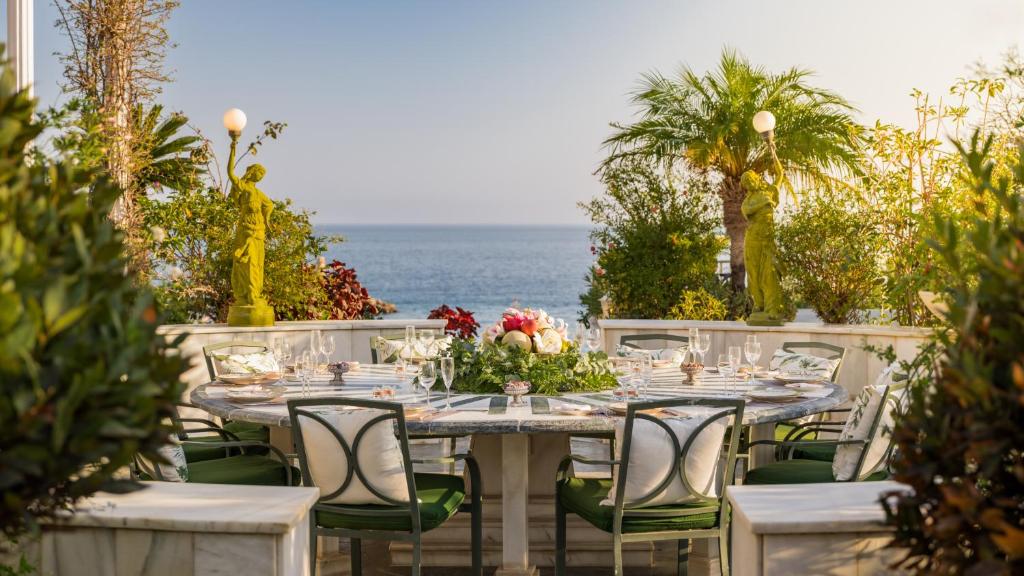 マルベーリャにあるSky Villaの海を背景にテーブルと椅子