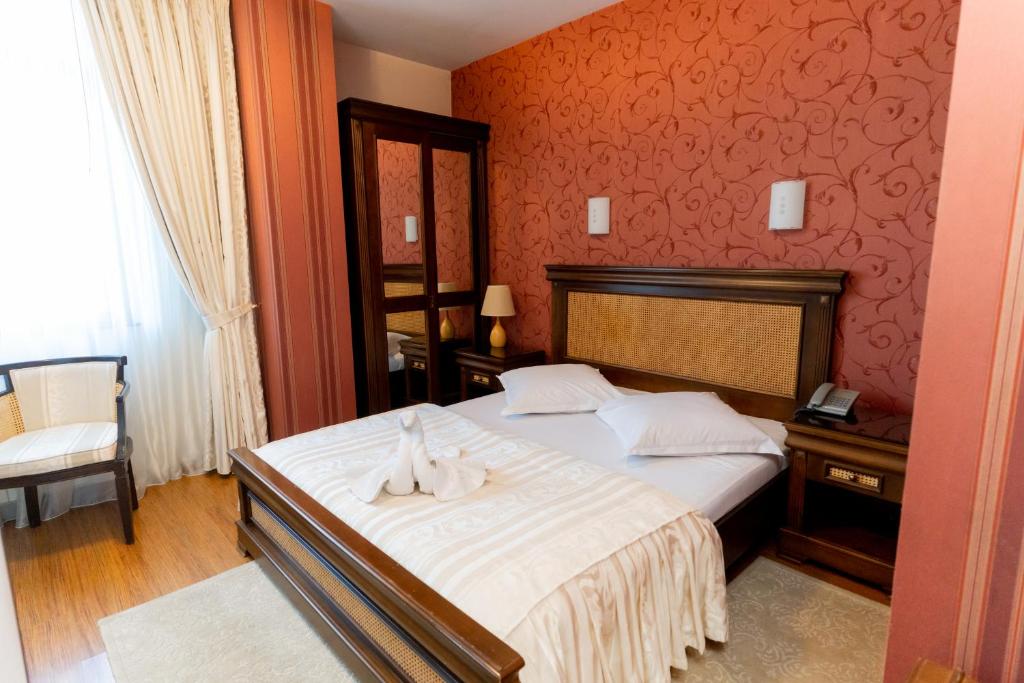 プロイェシュティにあるAcapulco Hotelのベッドルーム1室(ベッド1台、タオル2枚付)