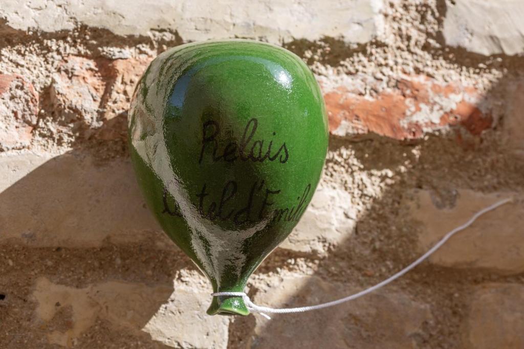 um balão verde está pendurado numa parede em Relais Castel d'Emilio - Casa VERDE em Cassero
