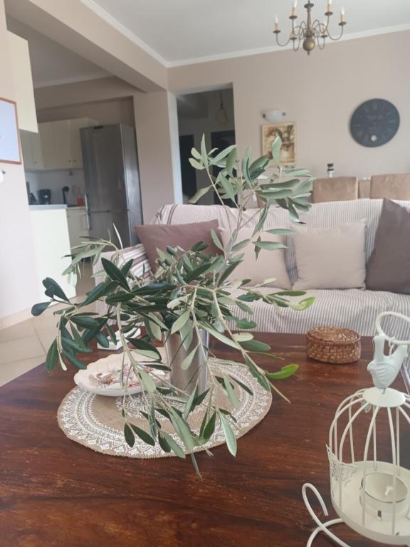 un soggiorno con tavolo e pianta di Thalia suite Corfu Town a Gastouri