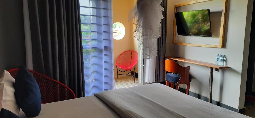pokój hotelowy z łóżkiem i oknem w obiekcie Ashleys Hotel w mieście Kampala