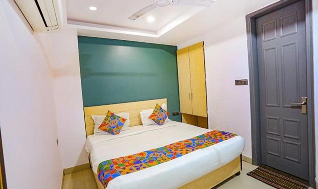 Un pat sau paturi într-o cameră la FabExpress Rama