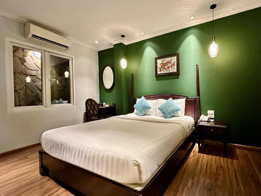 Postel nebo postele na pokoji v ubytování Hanoi Graceful Hotel and Travel