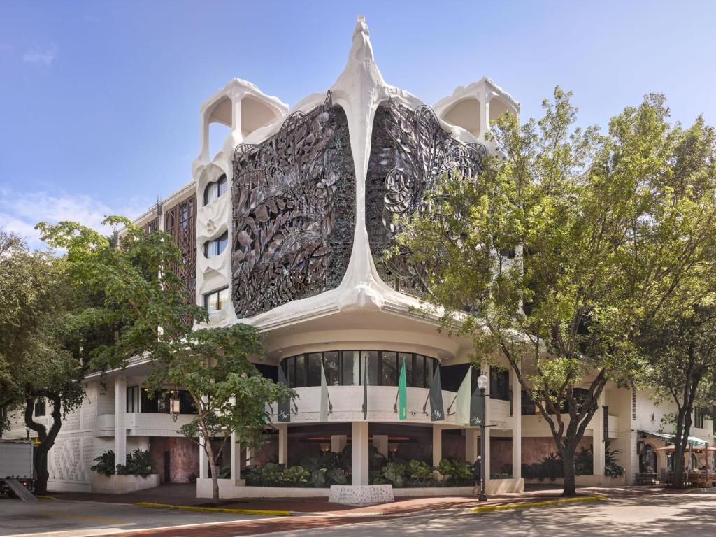 una imagen de un edificio con árboles delante en Mayfair House Hotel & Garden, en Miami