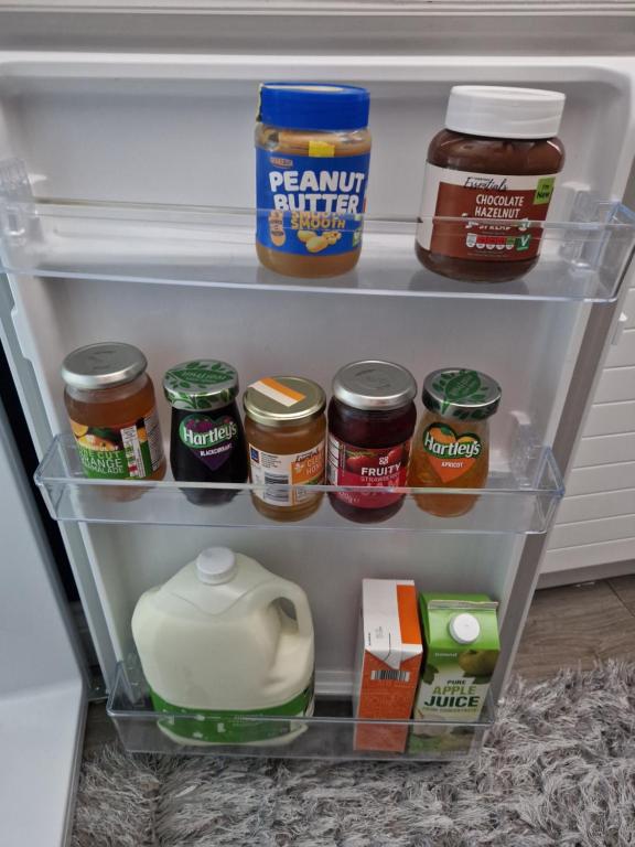 un frigorifero aperto pieno di cibo di Luxury on a Budget a Chelmsford