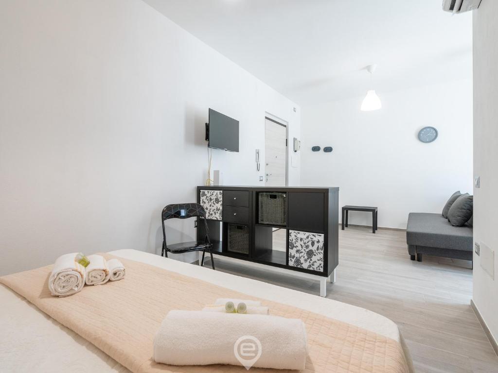 een slaapkamer met een bed met twee handdoeken erop bij Fresh Studio 26 in Cagliari
