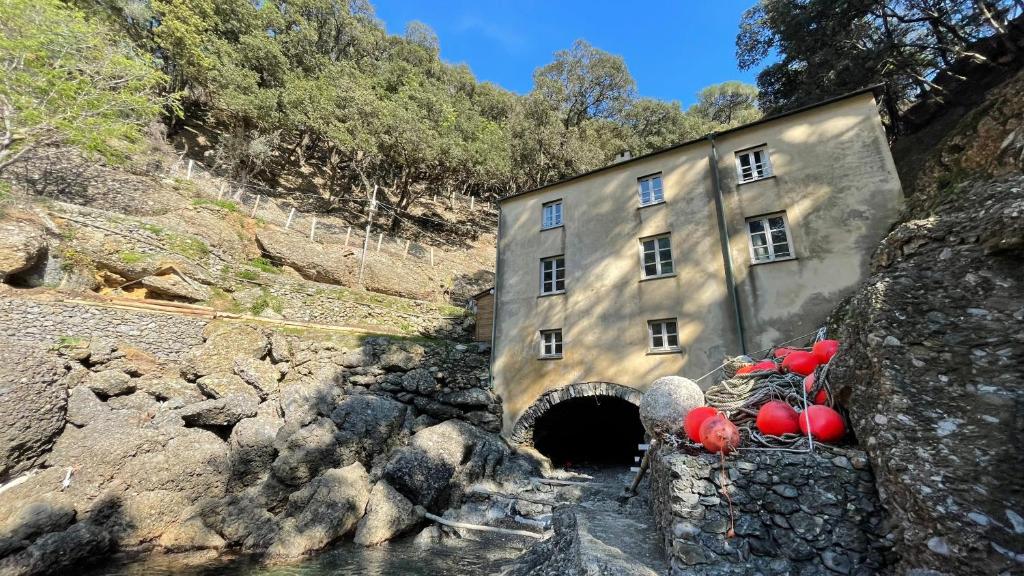 a building on a mountain next to a tunnel at Casa dell'Arco 31 in Camogli
