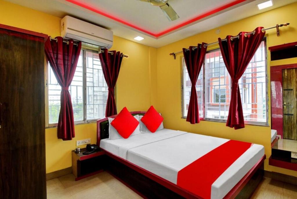 Postel nebo postele na pokoji v ubytování Goroomgo Hotel Shree Kolkata