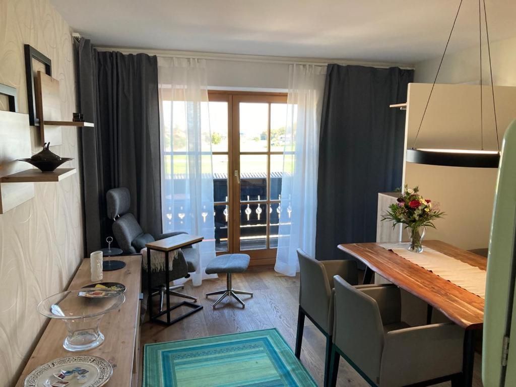 a kitchen and dining room with a table and chairs at Ferienwohnung Nahe Gmunden in Pinsdorf