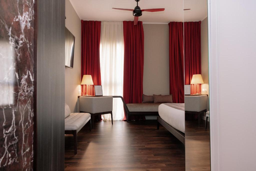 10 KEYS MILANO - Resim 15