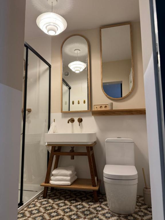 La salle de bains est pourvue d'un lavabo, de toilettes et d'un miroir. dans l'établissement URBAN Penthouse FREE parking i rowery, à Poznań