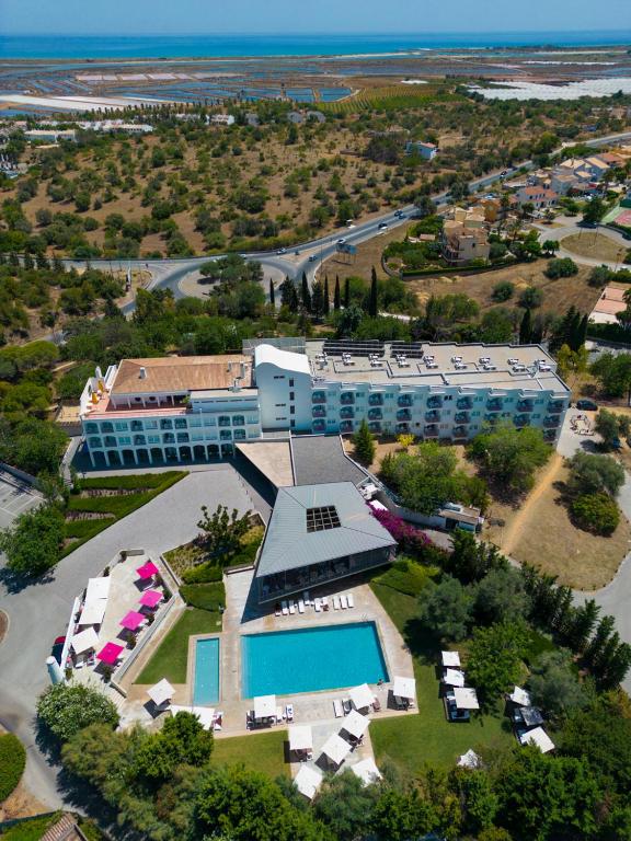Bazén v ubytování OZADI Tavira Hotel nebo v jeho okolí