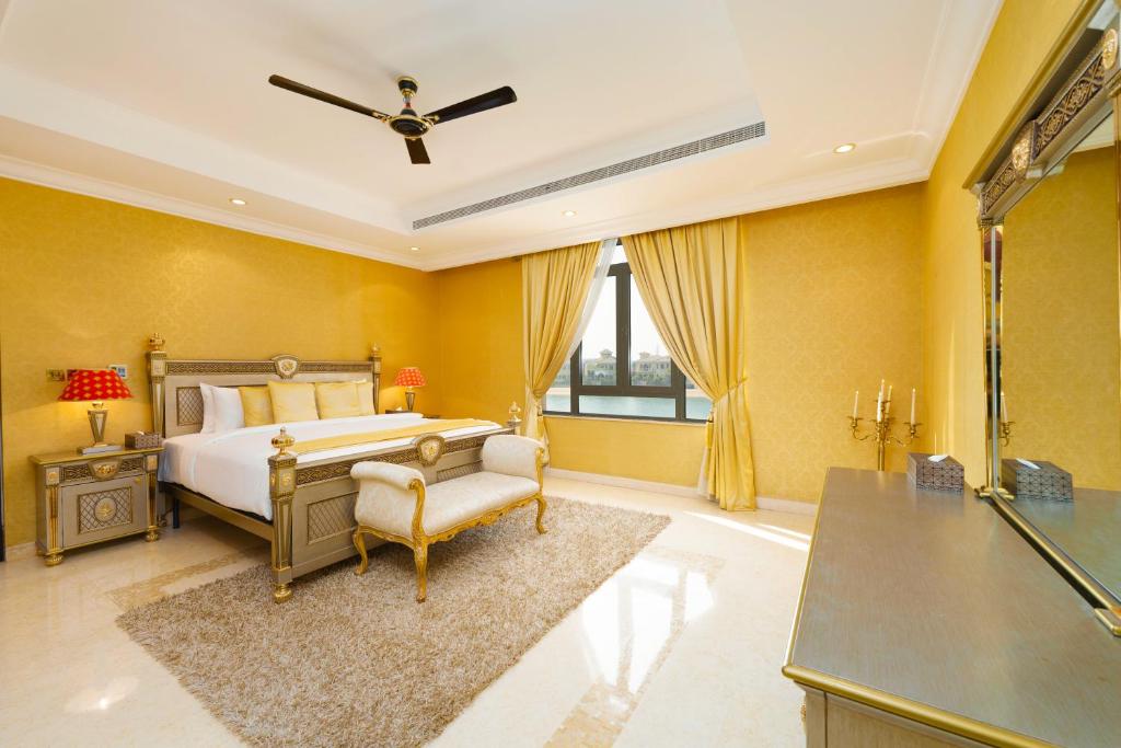 Transform Your Dubai Villa with Stunning Ceiling Mirrors!