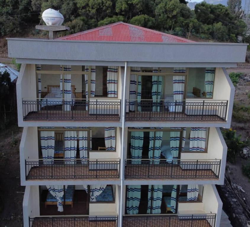 una vista aérea de un edificio con balcones en Amba Lodge Lalibela en Lalibela
