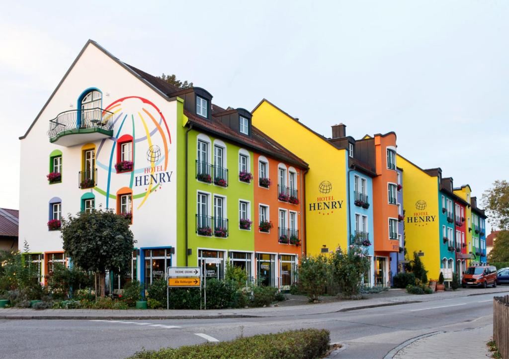 une rangée de bâtiments colorés dans une rue dans l'établissement Hotel Henry, à Erding
