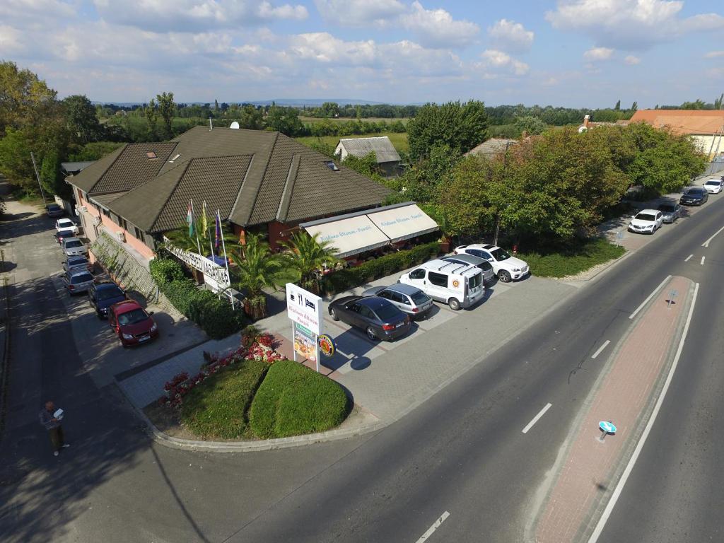 uma vista superior de um parque de estacionamento com carros estacionados em Kisduna Étterem-Panzió em Dunaharaszti
