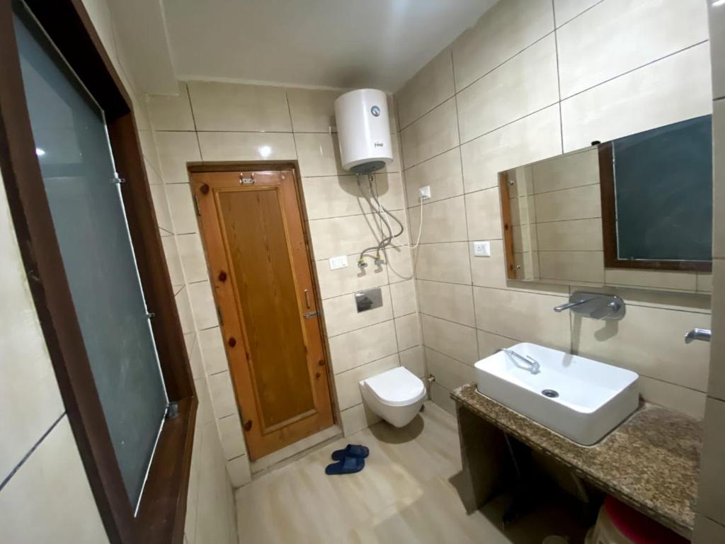 Koupelna v ubytování Hotel Zoon Dabb Srinagar airport kashmir