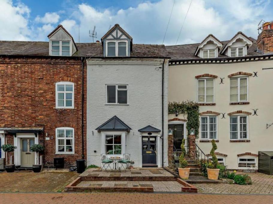 uma grande casa branca com um tijolo em Beautiful 2 Bedroom Riverside Cottage em Bridgnorth