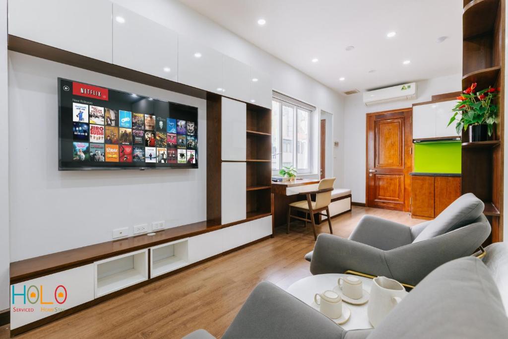 TV a/nebo společenská místnost v ubytování HoLo Central Hanoi - Serviced HomeStay
