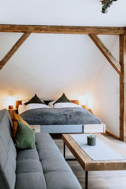 Postel nebo postele na pokoji v ubytování Das Schutzhaus-Bed and Breakfast-Dein Basislager im Salzkammergut