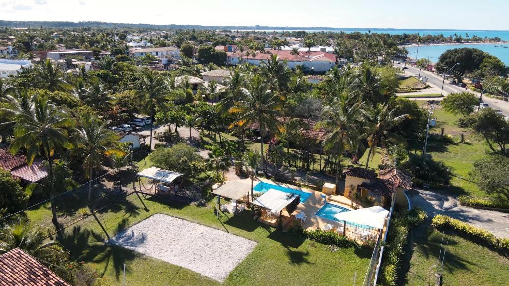 una vista aérea de un complejo con piscina y palmeras en Pousada Aldeia Portuguesa en Porto Seguro