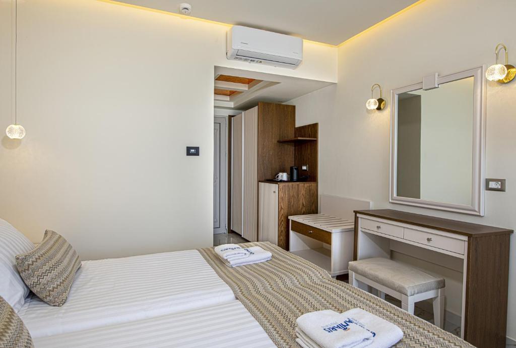 Postel nebo postele na pokoji v ubytování Vantaris Luxury Beach Resort