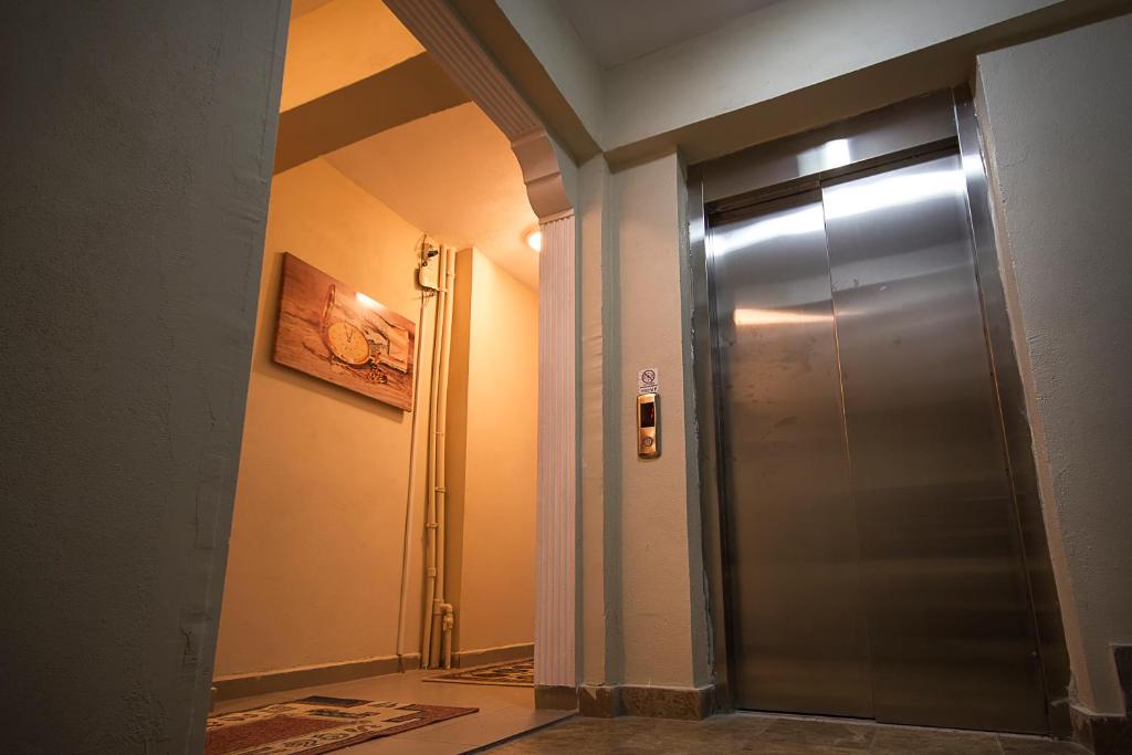un pasillo con una puerta de metal en un edificio en 22 OTEL en Edirne