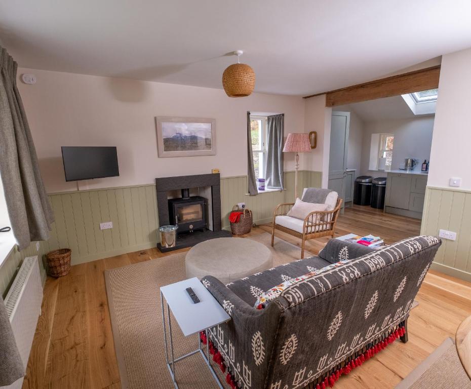 TV a/nebo společenská místnost v ubytování Isle of Skye luxury cottage near Portree