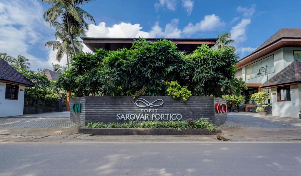 una señal para una sala de exposición frente a un edificio en Sobit Sarovar Portico, en Palolem