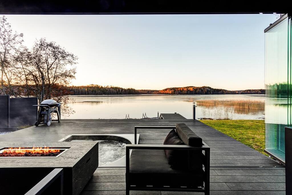 widok na jezioro z przystani w obiekcie Villa Noir Muurla - Premium - Lakefront - Stylish w mieście Salo