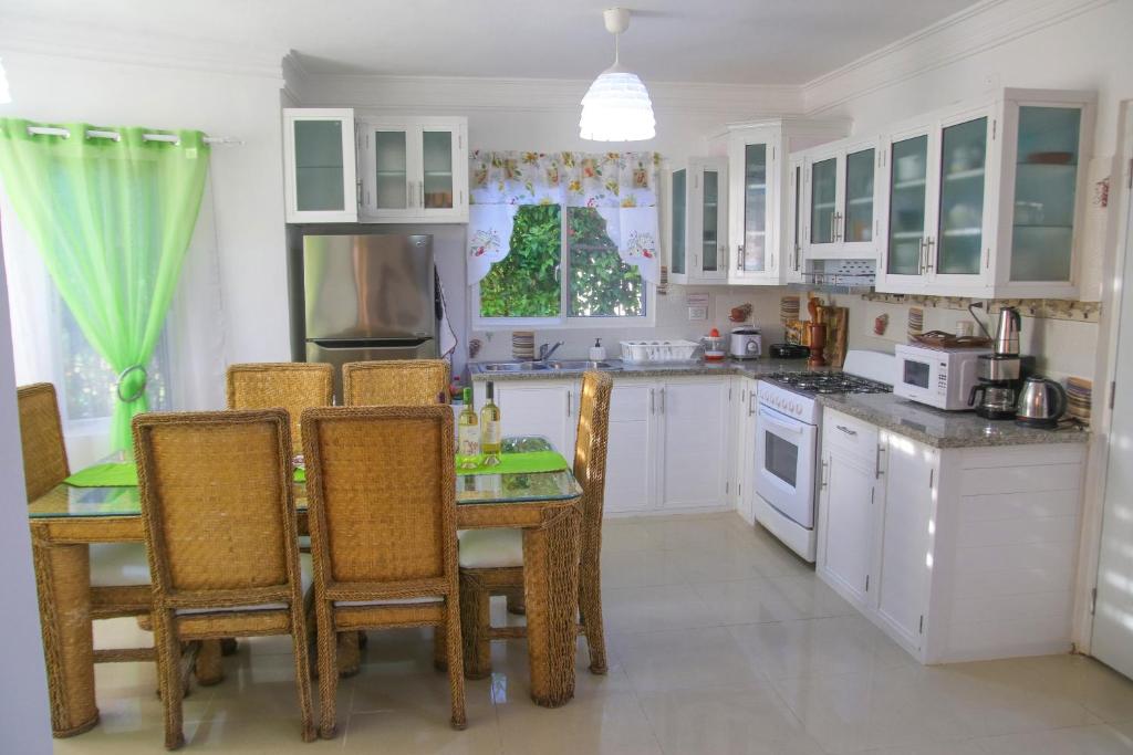 Kuchyň nebo kuchyňský kout v ubytování Apartamento BOUTIQUE con encanto en Juan Dolio-Metro Country Club-CON PISCINA, SEGURIDAD PRIVADA, ENERGIA 24-7, CAMPO DE GOLF Y TENIS
