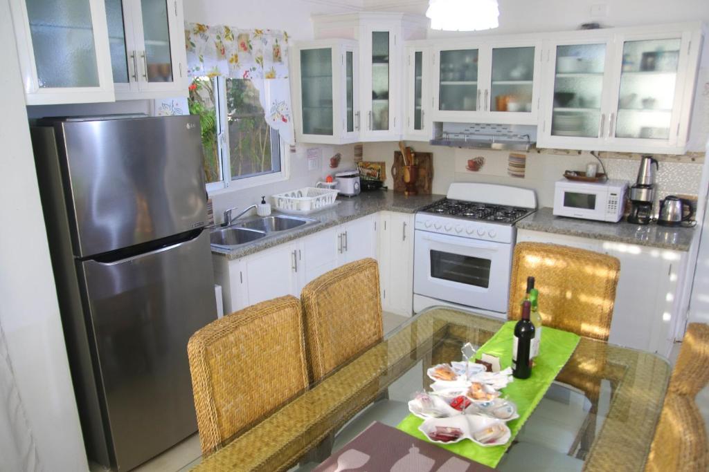 Kuchyň nebo kuchyňský kout v ubytování Apartamento BOUTIQUE con encanto en Juan Dolio-Metro Country Club-CON PISCINA, SEGURIDAD PRIVADA, ENERGIA 24-7, CAMPO DE GOLF Y TENIS