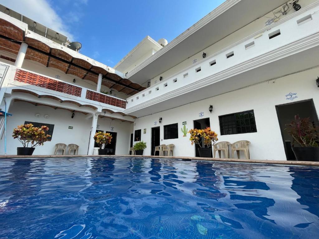 ein Schwimmbad im Zentrum eines Gebäudes in der Unterkunft Hotel kale -iztac in Los Ayala