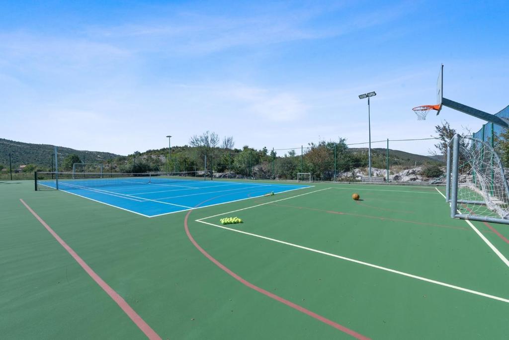 Tenis alebo squash v ubytovaní Villa Almas - Heated Pool, Sauna, Gym and Tennis Court alebo jeho okolí