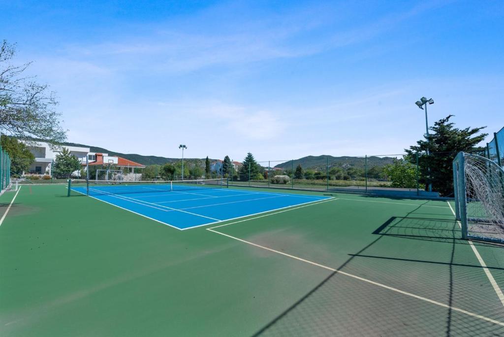 Tenis alebo squash v ubytovaní Villa Almas - Heated Pool, Sauna, Gym and Tennis Court alebo jeho okolí